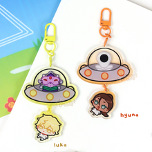 Load image into Gallery viewer, Alien Stage UFO Dangle Keychain
